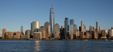 New York, Birleşik Devletler. Manhattan 'ın ortasındaki New York şehrinin silüeti. ABD, New York, New York, Manhattan. Amerikan büyük şehri. Aşağı Manhattan silueti. New Jersey 'den New York. Manhattan şehir merkezi.