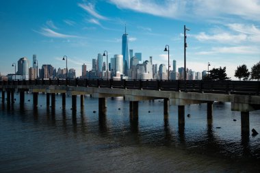 Manhattan güzel silueti, New York, Birleşik Devletler. Manhattan 'ın ortasındaki New York şehrinin gökyüzü manzarası. ABD, New York, New York, Manhattan. Amerikan büyük şehri. Aşağı Manhattan silueti