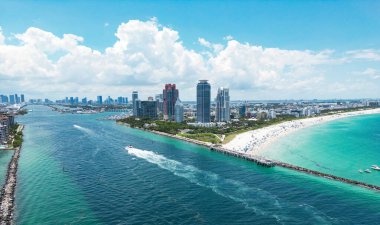 Miami 'de yaz. Miami sahil şeridi. Miami Beach Florida 'daki lüks dairelerin panoramik manzarası. Surfside Miami Plajının Hava Görüntüsü