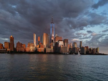 New York şehrinin en iyi manzarası. New York hava manzaralı, New York City gökyüzü manzaralı. Manhattan, New York 'ta panoramik drone görüntüsü. NYC 'de bir gece. New York şehir merkezi alacakaranlıkta gökyüzü bulutlu