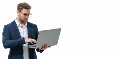 Bir dizüstü bilgisayarla çalışan girişimci. İş adamı stüdyo arka planında dizüstü bilgisayar kullanıyor. Gözlüklü, bilgisayar ekranına bakan, internette çalışan düşünceli beyaz iş adamı. Web pankartı