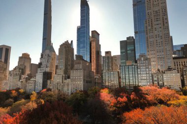 Central Park 'ın sonbaharında, şehir merkezindeki gökdelenler insansız hava aracı manzaralı. Sonbaharda New York City Manhattan Central Park Havalimanı panoraması. Central Park 'ta sonbahar. Sonbahar New York. Central Park Sonbahar Yeşilliği