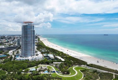 Florida, ABD 'den Miami Beach sahnesi. Miami sahili. Miami Plajı ve şehir manzarasının havadan görüntüsü. Miami sahilinin kıyı şeridi, hava manzaralı. Ünlü Amerikan simgeleri. ABD 'de yaz yolculuğu
