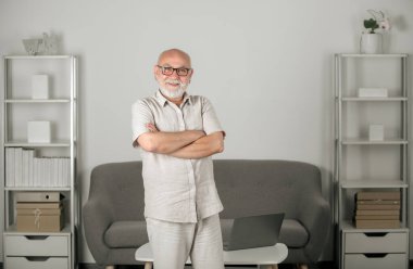 Ofisteki kıdemli işadamı, emeklilik konsepti. Yaşlı adamın iş portresi. Yakışıklı üst düzey CEO.