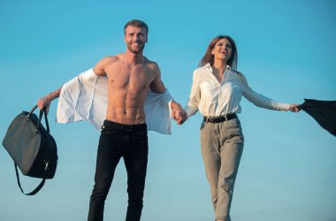 Dışarıda heyecanlı ve neşeli bir çift var. Tasasız ve özgür bir çift. Açık tişörtlü bir adam ve kollarını açmış genç bir özgürlük kadını. Bagaj çantalı üstsüz adam. Özgürlük ve macera