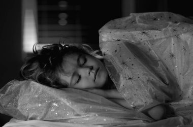 Çocuk yüz üstü uyuyor. Küçük çocuk yatakta uyuyor, uyuyor. Tatlı çocuk uyuyor.