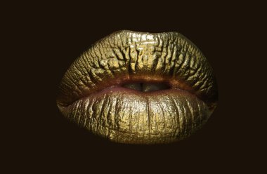 Cazibeli kozmetik. Dudaklarında altın ruj, altın dudaklarda dişi. Dudak izi. Kadınlar için lüks kozmetik