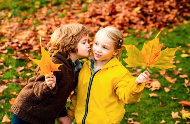 Komik çocuklar sarılıp öpüşüyor. Oğlan ve kız aşık.
