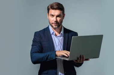 Stüdyoda dizüstü bilgisayarda çalışan serbest çalışan bir adam. Serbest çalışan bir adam dizüstü bilgisayarı kontrol ediyor. Dizüstü bilgisayara mesaj yazan ciddi bir serbest yazar. Erkek serbest çalışan dizüstü bilgisayar kullanıyor. Bağımsızlık ve iş