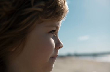 Kafkas çocuk portresi yakın plan. Çocuk yüzü