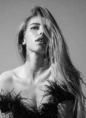 Moda elbisesi içinde zarif, zarif, seksi bir kadın. Güzel kız, manken. Moda kadını. Moda modasında seksi bir kız. Seksi kıyafetler.