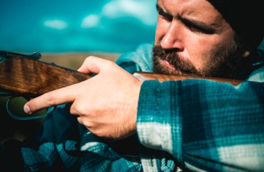 Avcılık. Ormandaki avcı. Hunter avı av tüfeği silahla. Avcılık öldürme ya da bindirme hayvan uygulamadır. Tetikleyici Shotgun