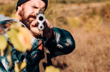 Kalibre tüfek avcılık. Hunter avı av tüfeği silahla. Avcılık öldürme ya da bindirme hayvan uygulamadır. Şimdiye kadar yapılmış en gerçekçi avcılık oyunu. Av silahı