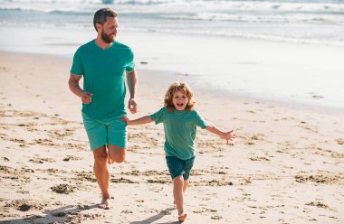 Baba ve çocuk dışarıda oynuyorlar. Mutlu aile kavramı