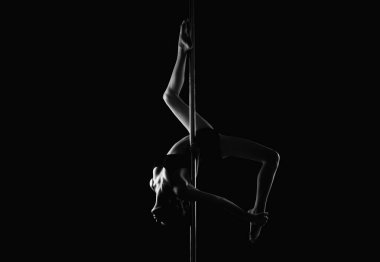 Polonyalı dansçı. Seksi kız direk dansında jimnastik yapıyor. Kutup dansı sporun popüler bir şekli haline geldi. Esneklik geriliyor. Direk dansı. Pylon dans gücü, esneklik ve zarafet.