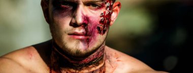 Adam korku arka plan üzerinde. 31 Ekim. Yukarı ve korkunç yapmak kavramı adam için. Kutlama partisi. Korkutucu yüz ve korku yüzler