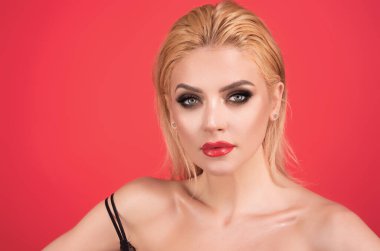 Gözler makyaj, dolgun dudaklarda kırmızı ruj. Stüdyoda yeni bir teni olan güzel bir kadın. Güzel yüzlü, sağlıklı tenli, stüdyo portresi olan kadın.