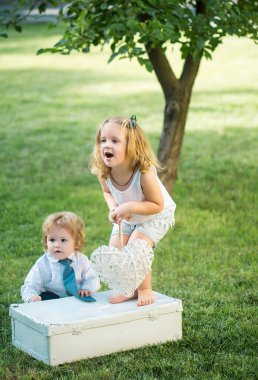 Çayır tarlasında küçük şirin bir bebek. Bebek dışarıda yürüyor, aile tatilleri, yaz mevsimi doğası. Korsanlı çocuklar