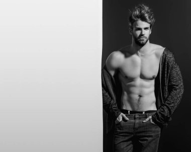 Erkek kaslı gövde. Seksi bir vücut. Çıplak Kas ve Güç Atletik Gay Pozu. Güçlü ve şehvetli. - Seksi Adam. Çıplak adam. Eşcinsel model. Erkek kaslı vücut. Çıplak Gövde, Ateşli Çocuk, Hunk. Üstsüz Üstsüz Kavram