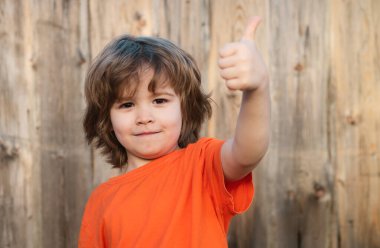 Gülümseyen çocuk duyguları gibi. Olumlu çocukluk. Katılıyorum evlat