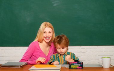 Geliştirme ve yetiştirme. Okul anaokulu ve geliştirme. Yetenek ve beceriler geliştirmek. Çocuk bakımı ve gelişimi. Okul öncesi hazırlık. Çocuk küçük çocuk ve öğretmen kadın pedagog sınıf.