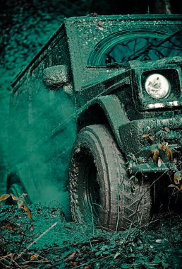 Off-Road Dağ yolda seyahat. 4 x 4 trekking seyahat. Jeep açık havada macera. Yarış yoldan çamur ve su sıçrama içinde. Ralli yarış. Sefer offroader