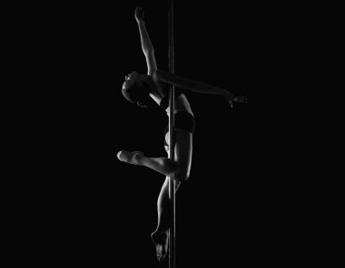 Direk dansı. Pilonlu seksi kız. Direkte dans eden kadın striptizci, siyah arka planda. Direk direğinde dans eden seksi zarif kız. Kız Pylon 'da dans ediyor. Striptizci kız. Striptiz dansı