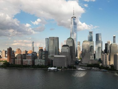 NYC, New York 'un siluetinin drone görüntüsü. Manhattan