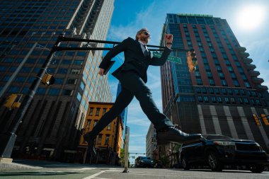 İşadamı şehir caddesinde bir adım öne çık. Sonraki adımlar. İş Tutkuları konsepti. Hedef iş başarı stratejisi. Yaratıcı büyüme. Büyüyen iş başarısı süreci. Adımlar ileri. Adım adım.