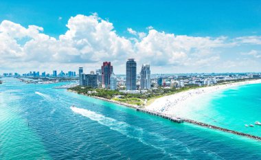 South Pointe Parkı 'nın havadan görünüşü. Miami Plajı. Florida mı? ABD. Miami sahilinde yaz tatili. Miami şehrinin havadan panoramik manzarası, binalar, marina, yatlar ve lüks daireler.