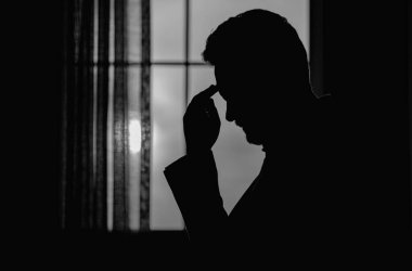 Sinüs ağrısı, gerilim ya da küme baş ağrısı olan bir adam, portreyi kapat. Baş ağrısı konsepti. Cephalalji ve migren. Migren belirtileri. Kronik baş ağrıları. Baş ağrısı tetikleyiciler