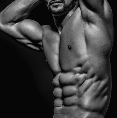 Seksi kaslı, yakışıklı, üstsüz erkek model. Kaslı vücut. Kaslı adam. Erkek vücudu, güçlü adam. Atletik genç adam üstsüz poz veriyor. Çıplak vücutlu bir gay. Kas modeli