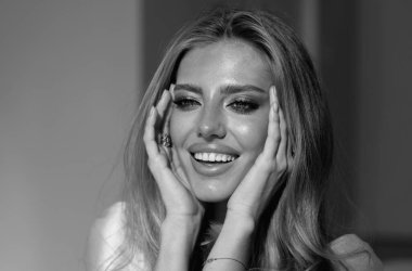 Çekici, tatlı, romantik kız. Güzel bir kadın modelin güzel portresi. Güzel yüzlü kadın, doğal ten