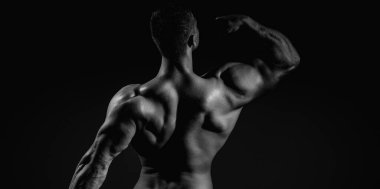 Seksi manken. Kaslı vücut. Güçlü bir adam. İnsan Gücü. Mükemmel Omuzlar ve Sırt Kasları. Kaslı Adam Güç gösteriyor, Arka Görüş. Seksi bir vücut. Güçlü Güç Omuzları