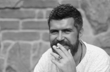 Dışarıda sigara içen bir adam. Havalı adam dinleniyor.