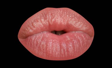 Dudaklarını kapat. Makro dudaklar, siyahta izole edilmiş. Ağız simgesi