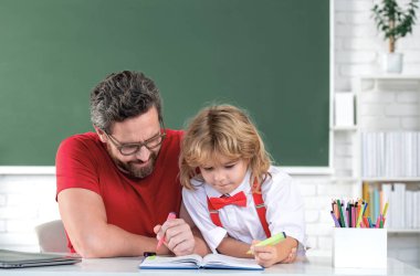 Okula dönelim. Okul eğitimi ve çocuk konsepti. Okul dersinde mutlu bir çocuk.