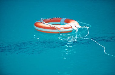 Sudaki bilardoda güvenlik için can simidi. Güvenlik ekipmanları, insanları boğulmaktan kurtarmak için yüzen bir şamandıra.