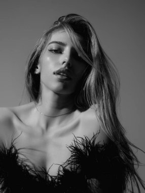 Stüdyoda moda elbiseli seksi bir kadın. Seksi, zayıf vücutlu, şehvetli genç bir kadın. Güzel seksi model. Güzel kadın yüzü. Şehvetli kız, seksi model portresi. Moda ve Vogue