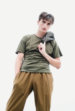 Yakışıklı, kendine güvenen adam. Stüdyoda poz veren ciddi biri. Zarif giyinmiş seksi erkek manken, erkek modası. Eski ve eski usul