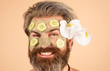 Kapanış adamı yüz bakımı. Yüz kremi ve salatalıklı komik adam.