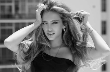 Güzel kadın gözleri, sağlıklı cilt, doğal makyaj. Genç modelin güzel yüzü. Güzelliğin tadını çıkaran güzel bir kızın portresi, açık havada yaz tatili. Güzel doğal kadın.