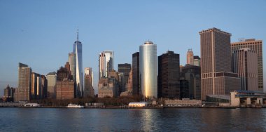 New York, Birleşik Devletler. Manhattan 'ın ortasındaki New York şehrinin ufuk çizgisi. ABD, New York, New York, Manhattan. Amerikan büyük şehri. Aşağı Manhattan silueti. New Jersey 'den New York. Manhattan şehir merkezi.
