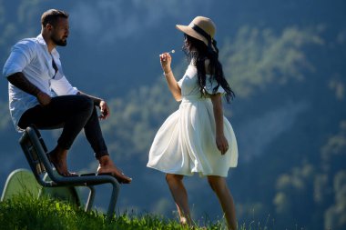 Aşıklar doğada hayatın tadını çıkarırlar. Açık havada sevişen şehvetli bir çift. Kaygısız hassas çiftler. Özgürlük aşk çiftleri birbirine bağlanıyor. Şehvetli bir çift açık havada hassas anlar paylaşır. Romantik çift