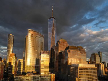 New York şehrinin en iyi manzarası. New York hava manzaralı, New York City gökyüzü manzaralı. Manhattan, New York 'ta panoramik drone görüntüsü. New York 'ta günbatımı. New York şehir merkezi alacakaranlıkta gökyüzü bulutlu