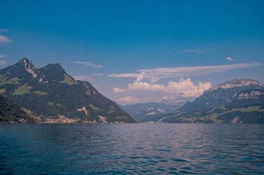 Alp köyünün manzaralı yaz manzarası. İsviçre. Stansstad 'da göllü Alp manzarası. Lucerne Gölü. Daha iyi görebilmek için. İsviçre, yeşil Alpler ve Lucerne Gölü üzerine panoramik manzara