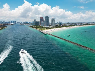 Miami 'nin silueti. Miami sahili hava manzaralı. Güney Sahili, Miami Sahili. Miami Beach, Florida 'daki South Pointe Parkı' nda hava manzarası. Florida 'da Amerikan turizmi