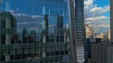 New York 'ta. New York hava manzaralı, İHA 'dan New York City Skyline' a. Manhattan, New York 'ta panoramik drone görüntüsü. New York City şehir merkezi gökyüzü bulutlu. Panorama NY Şehri