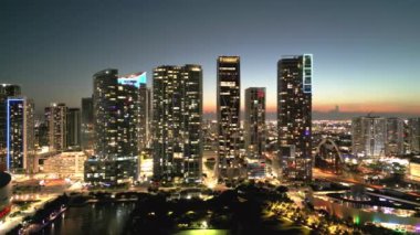 Geceleri Miami Skyline 'da. Gökdelenli Miami şehri gökdelenleri. Miami Alacakaranlık Manzarası Skyline. Gökdelenler ve limanlar. Miami rıhtımı marinayla dolu.