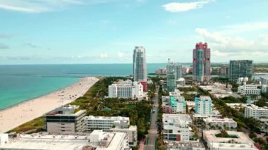 Miami Sahili 'nin havadan görünüşü, Güney Sahili. Miami Beach silueti. Miami şehir manzarası, hava manzarası. Miami kıyı şeridi, kıyı, okyanus kıyısı manzarası